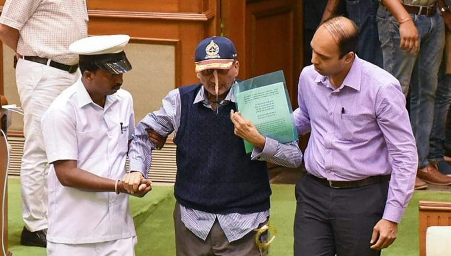 NikMsrtc's tweet image. असा असावा मुख्यमंत्री.🙏👌
@AjitPawarSpeaks @AUThackeray @OfficeofUT 
#एसटी_कामगारांच्या_मागण्या_मान्य_करा
#SaveMsrtcWorkers #MergerMsrtcToGov