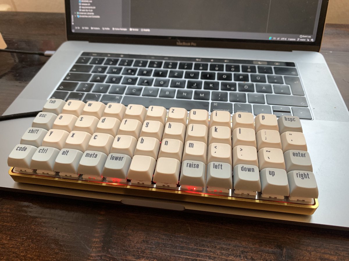 samuelraub's tweet photo. Time for the festive keys ๐ฅณ #planck #fullgrid #orholineargang https://t.co/KcP4wdCy48