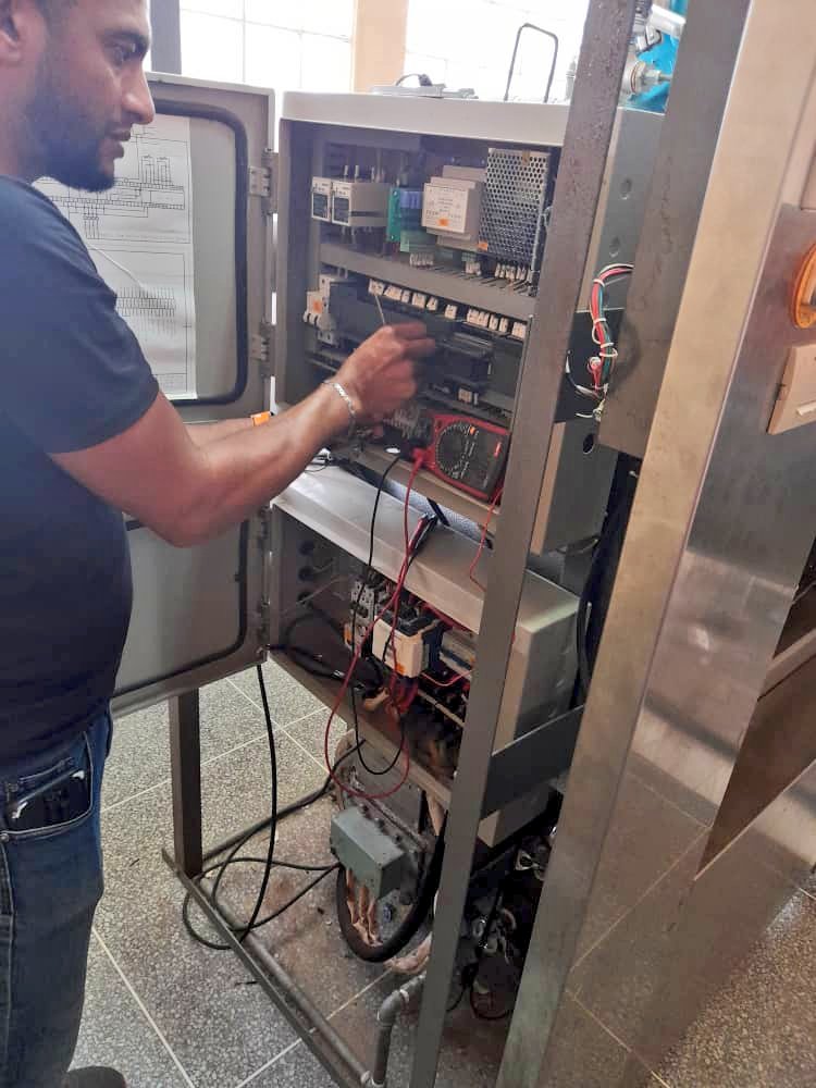 HospiRazettiBna's tweet photo. En pro del bienestar del pueblo y continuando con el objetivo principal d disminuir la deuda quirúrgica en el #HULRBna el Gob @luismarcanos con el apoyo d la empresa Meheco reactivaron el autoclave, equipo encargado d la esterilización d los materiales utilizados en quirófano https://t.co/foHyhsrOR4