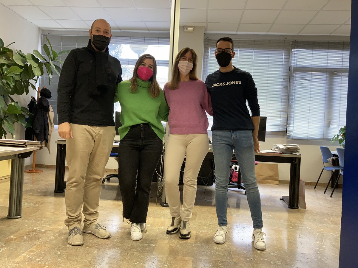 sfvizarra's tweet photo. #christmasteam hoy en la redacción de @RadioHuesca con @JoseGilHuesca @NuriaGarces y @pilartardio https://t.co/KeuFjzZLSO
