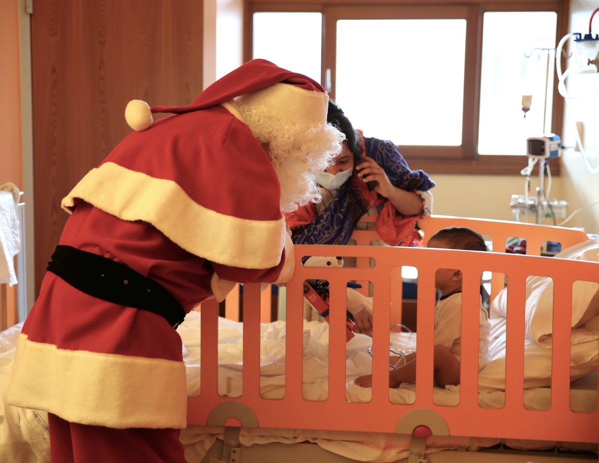 fondazionemeyer's tweet photo. Al Meyer, è arrivato Babbo Natale. Aveva un carrello carico di doni: sono quelli preparati dalle tante realtà vicine al Meyer che li consegnavano direttamente ai piccoli. La pandemia però ha imposto delle restrizioni e così, ci ha pensato un Babbo Natale speciale. https://t.co/oyxkpLrUnY