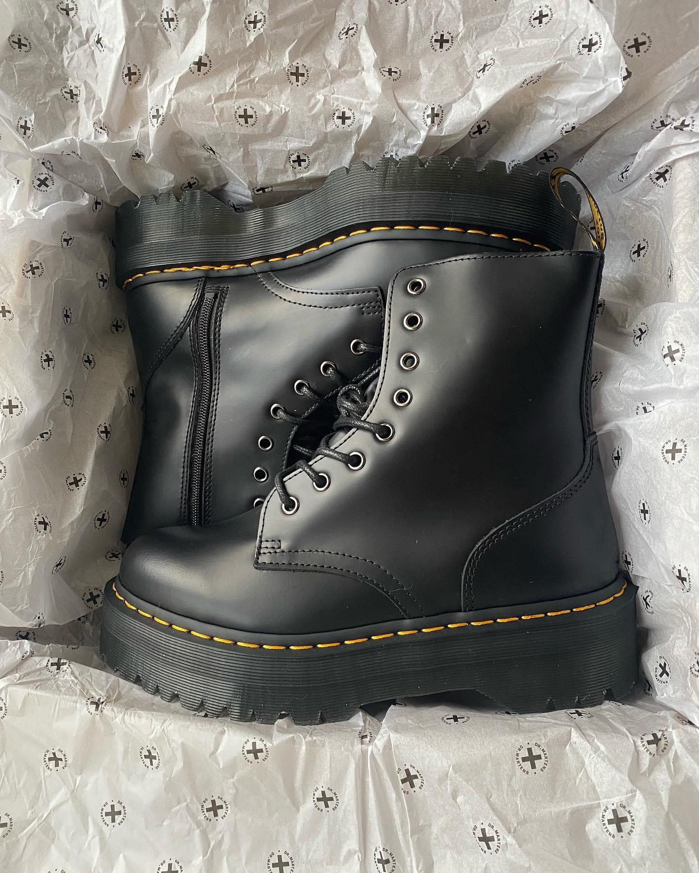 Zeep Koninklijke familie Kan worden genegeerd Dr. Martens on Twitter: "Which Docs are you hoping to find under the tree  this year? https://t.co/SL3VxWOz1D" / Twitter