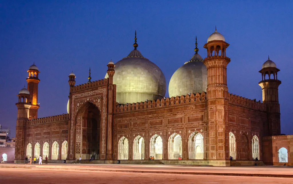 IslamByDesign's tweet photo. A view of the Badshahi Mosque in Lahore, Pakistan, which was commissioned by the Mughal Emperor Aurangzeb in 1671 CE. The Badshahi Mosque was built by Emperor Aurangzeb in 1671, with construction of the mosque lasting for two years until 1673. https://t.co/RhC6Wqn61z