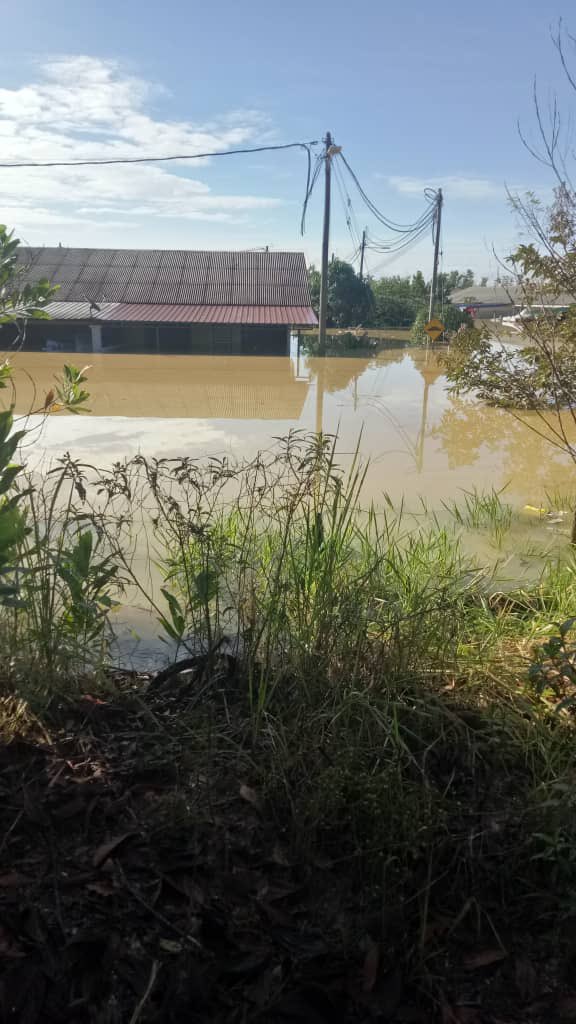 marikofii's tweet photo. Salam,

Maaf if tk selesa tp ini je cara sy utk bantu family suami sy. Suami sy dan keluarga terlibat dlm bencana banjir dan sy nak minta sedikit sumbangan ikhlas dr rakan2 social media sy dan org ramai. Mana2 yg baca minta tlg RT kan twt ni boleh? Sy kepilkan gmbr dkt bawah. https://t.co/y4V5QfgJnM