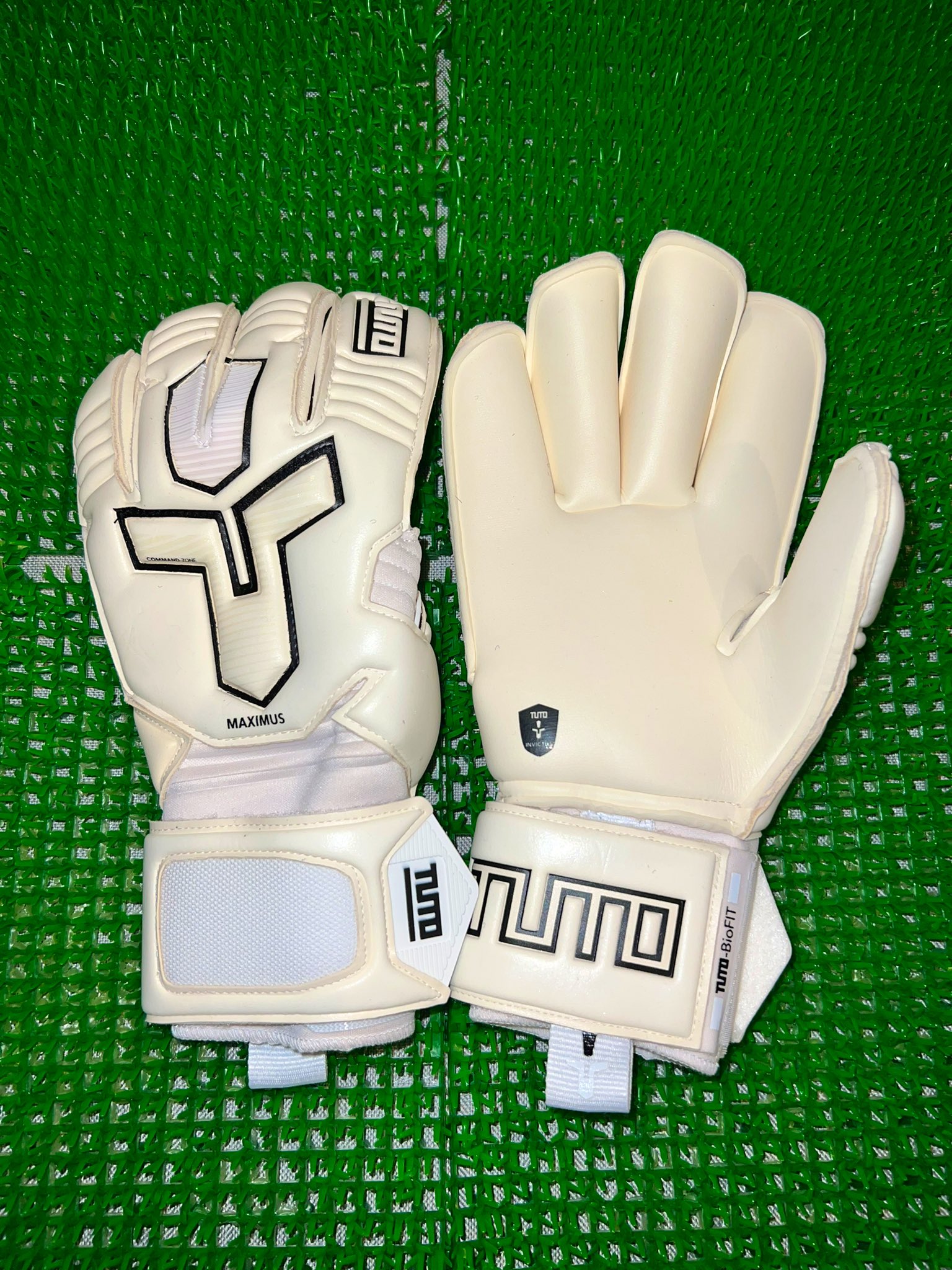 送料無料！TUTO Maximus Elite　RF ゴールキーパーグローブ TUTO MAXIMUS ELITE RF（WHITE/BLACK/TUTO RED）113