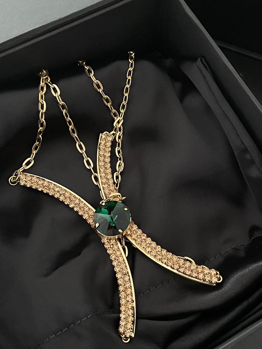 Ce bijoux de corps et cette robe.. I mean..