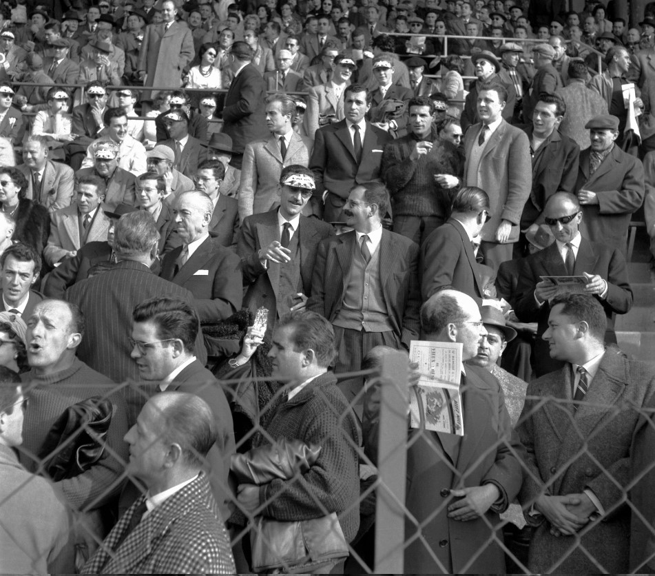 HistoireDuGym's tweet photo. L'élégance des Niçois en tribune 🎩

21.422 spectateurs assistent à cette affiche entre deux icônes de la décennie en ce 4 février 1960 : l'#OGCNice ❤️🖤 et le Réal Madrid.

Le Gym s'impose finalement 3-2 sur un triplé de Vic Nuremberg 🇱🇺 !

Historique 🦅 https://t.co/w70GJ1D06C