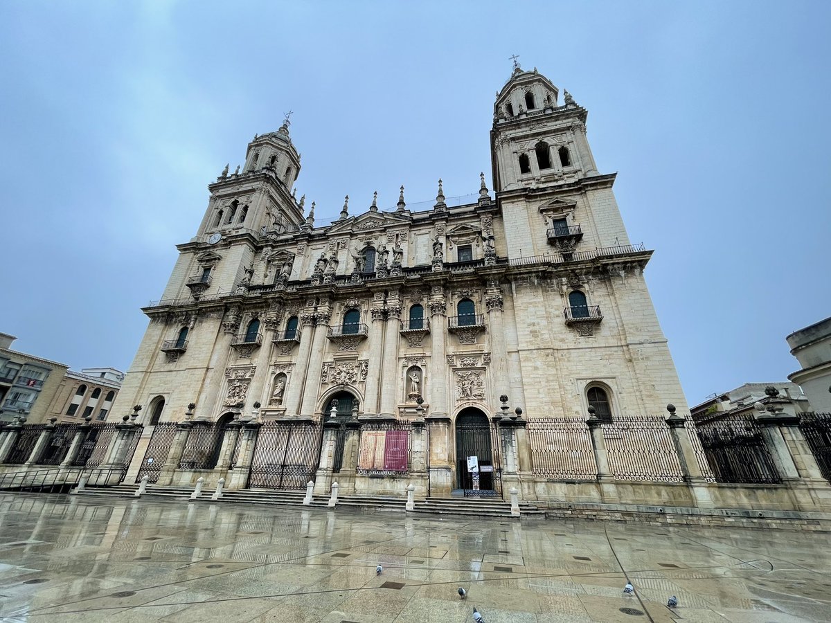 pelendinez's tweet photo. Hoy he paseado por #Jaen con mi familia.
Os invito a venir a conocerla!
Es más os reto a que la conozcáis!
Jaén siempre ha sido una ciudad noble, llena de historia, leyendas, y en los últimos tiempos está siendo relegada al olvido!
@sanchezcastejon #JaenExiste y @JaenMereceMas https://t.co/BI7RkpCJ1y