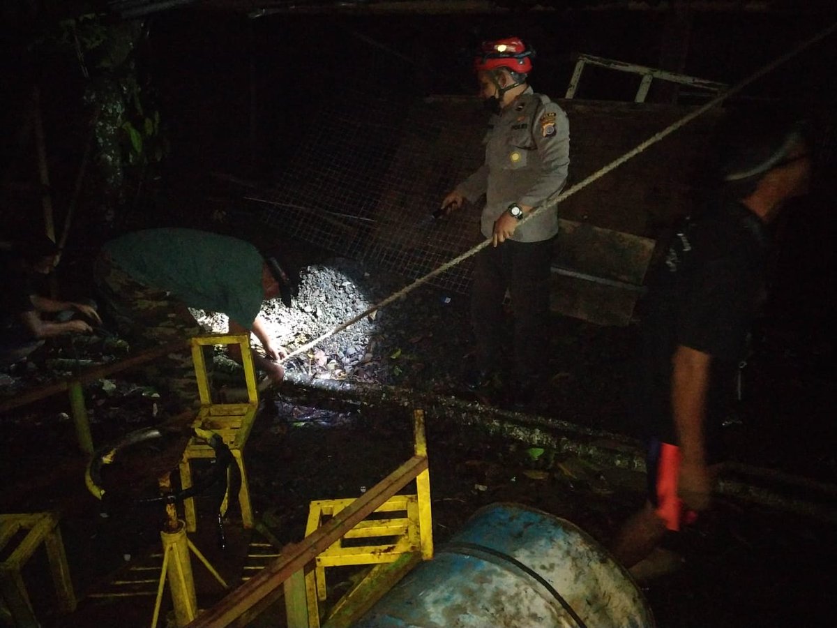 pengondisian pohon tumbang di Jogang pangukan rt/w 05/11 tridadi sleman yogyakarta dikarenakan angin kencang berjalan lancar...