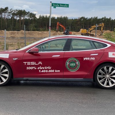 TodosElectricos's tweet photo. 1.400.000 km en un Model S 85. Cuando te dicen que los eléctricos no están pensados para hacer más de 200.000km, mándales este tweet. El coche sigue rodando. https://t.co/OVAKTAi8M8