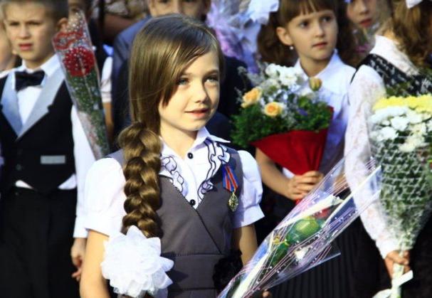 Восьмилетняя героиня Влада из Шахтерска награждена орденом за Героизм и волонтерство за то, что во время боев, рискуя жизнью, приносила лекарства и еду немощным старикам в городе!
Она - маленький герой Донбасса!
Счастья Радости Добра тебе!
Милая, Влада!

💗💐 ❄🌸❤