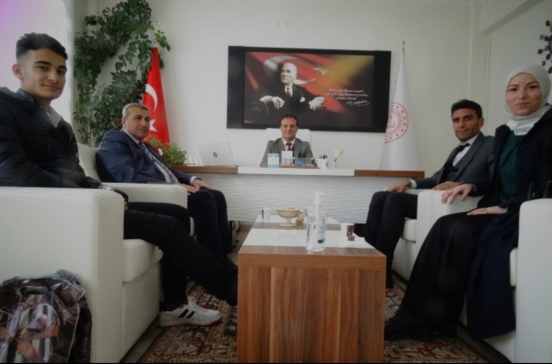 DargecitAnadolu's tweet photo. İlçe Milli Eğitim Müdürümüz Sayın Cengiz KILIÇ tarafından karikatür yarışmasında ilçede 1. ilde 2. olan öğrencimiz Melih CAN'a ödülü verildi. Öğrencimizi tebrik ediyoruz.
@Dargecit_MEM
@DargecitGovTr
@mahmutdemirttas
@OzbayOmer
@MemetPolat0247
@klcengiz
@ResitMusaoglu
@akar8590 https://t.co/d1gEZPD2bK