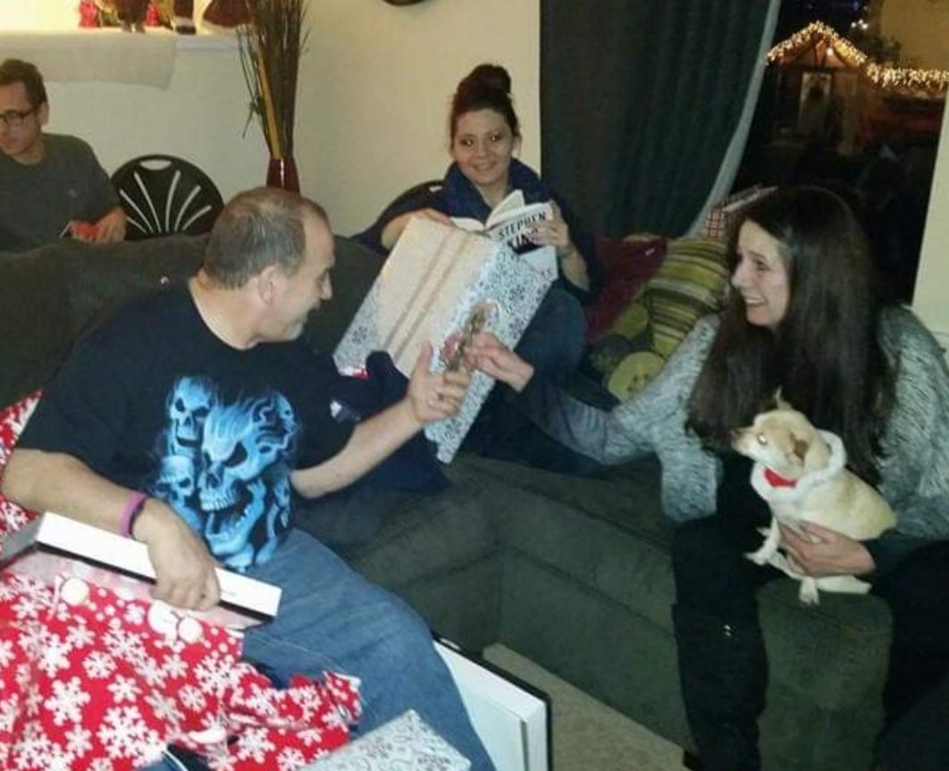 RayMarkAble1's tweet photo. Some days FB Memories is a gut punch...it has been the past few days...and will be through the end of the year...this was the 1 and only Christmas I spent with both of my parents as an adult...Wish I could have just 1 more with them both...β€ #Missingmyparents https://t.co/KvS2O5E2LW