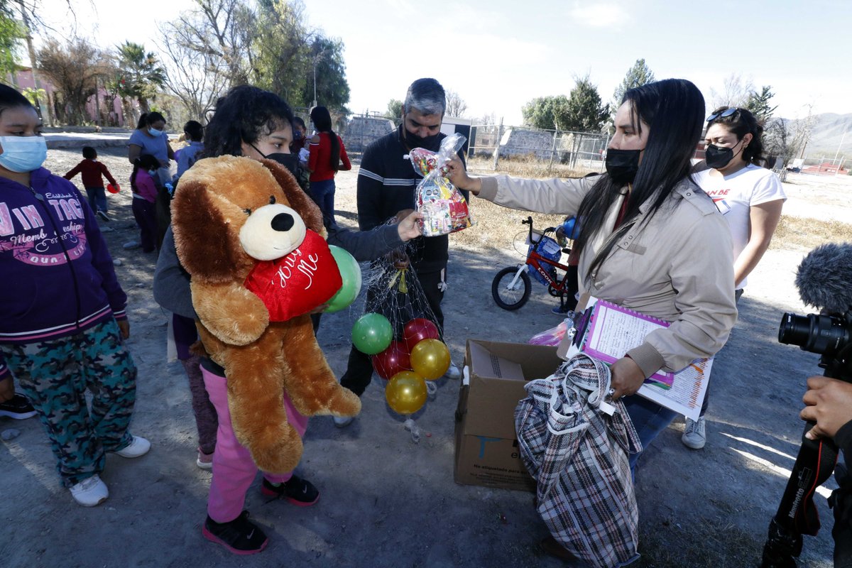 vanguardiamx's tweet photo. VANGUARDIA agradece a Cáritas Saltillo, Fundación Ágata, a los lectores y a la familia @vanguardiamx, por el apoyo desinteresado que encendió el espíritu navideño en dos comunidades cercanas  ¡Muchas gracias por ayudar a cumplir los deseos de #Navidad de muchos niños!  🎄🎅👏🙌 https://t.co/vSBnOClY6y