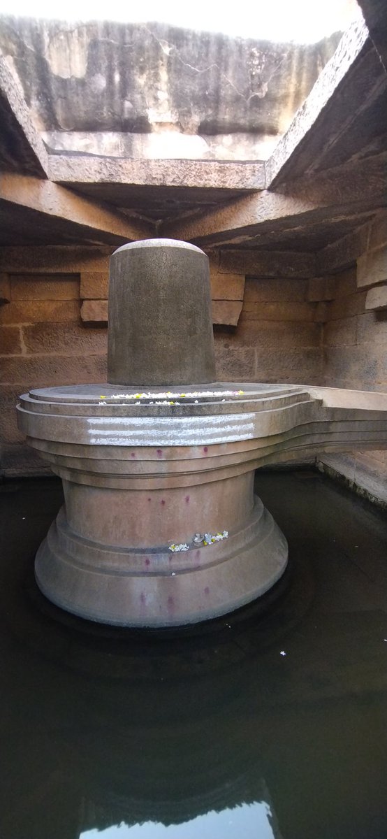 AditiMumma's tweet photo. Always immersed in water #badavilinga is one of the biggest ShivLinga's across India situated in Hampi, Karnataka. Look closely and you will see 3 eyes carved on it.
15th century Shivalinga believed to exist from the era of Vijaynagar Empire. हर हर महादेव 🌸 https://t.co/f6UXdUn9hb