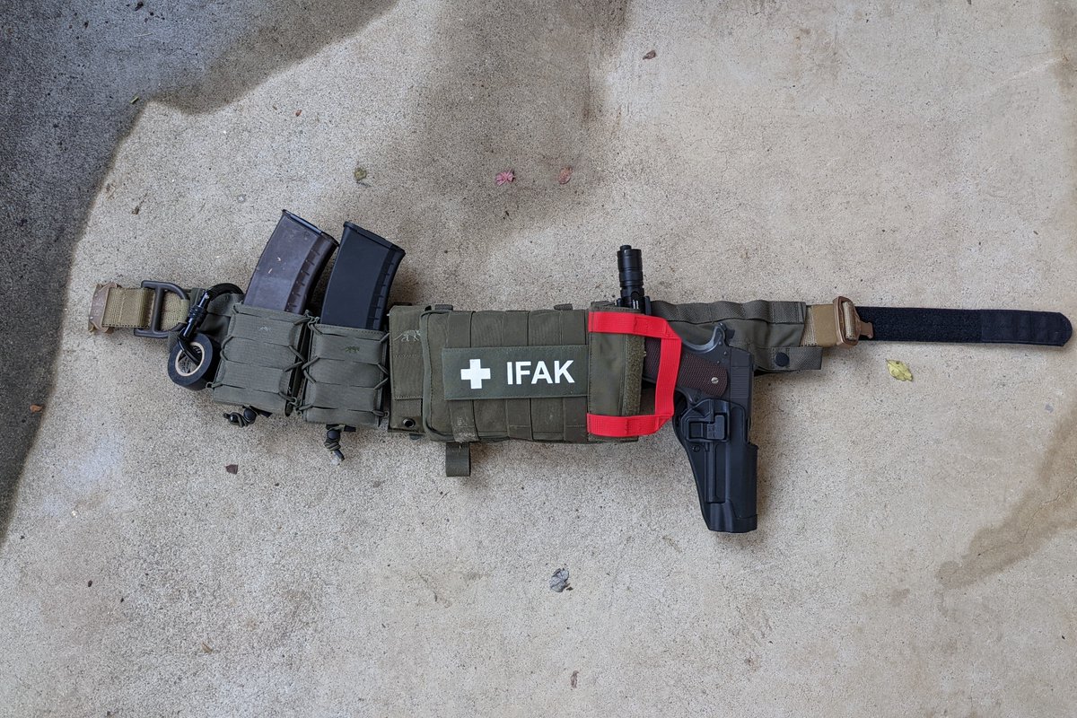現在のファーストライン このタスマニアンタイガーのIFAKポーチは出し