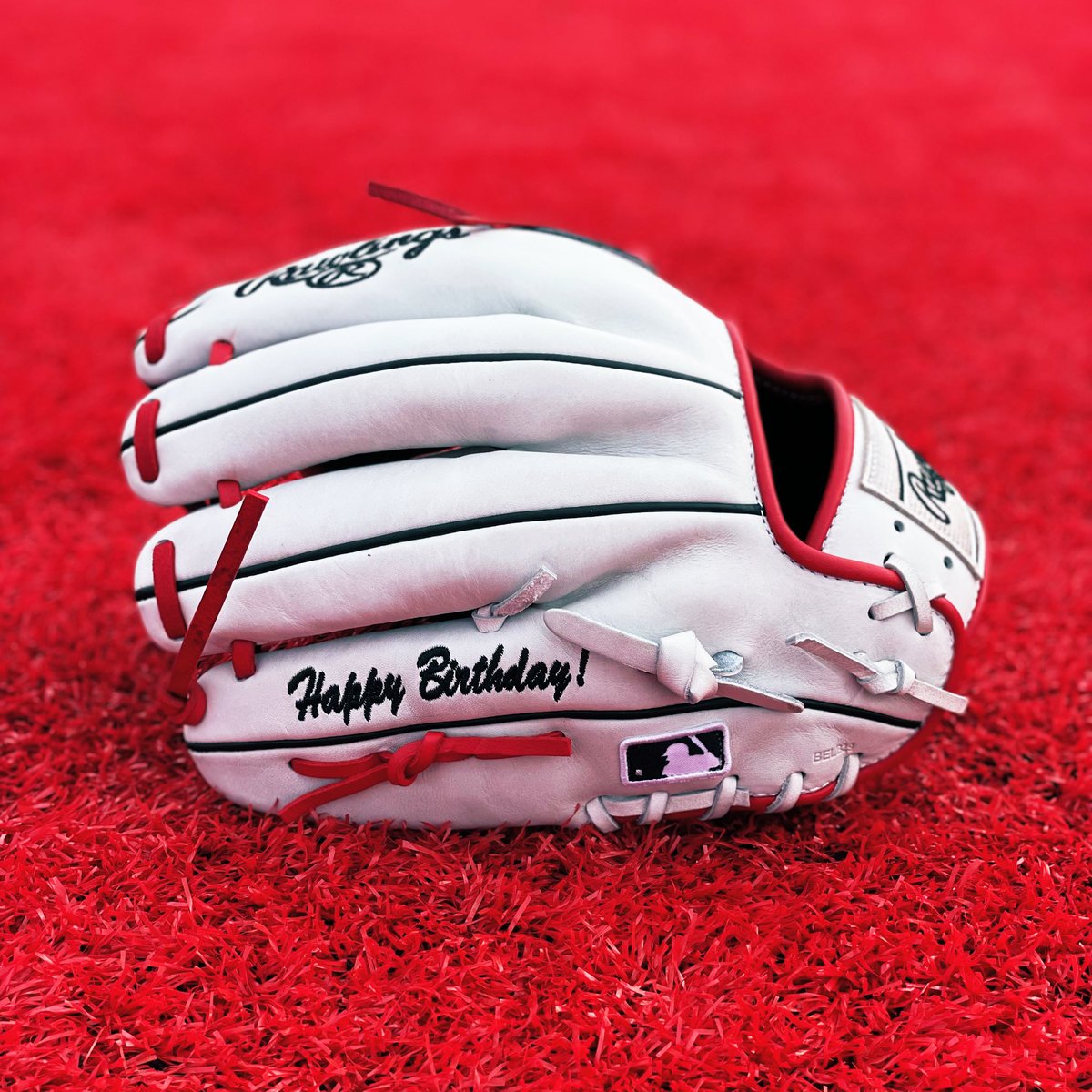 To win this special holiday themed Custom Glove all you have to do is retweet and be following @RawlingsSports! Good luck and Happy Holidays!