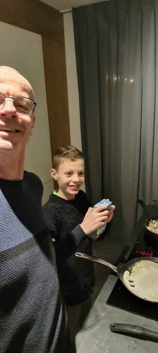 Eten koken met zoonlief. Kerstavond, muziek en lol. Beetje drank