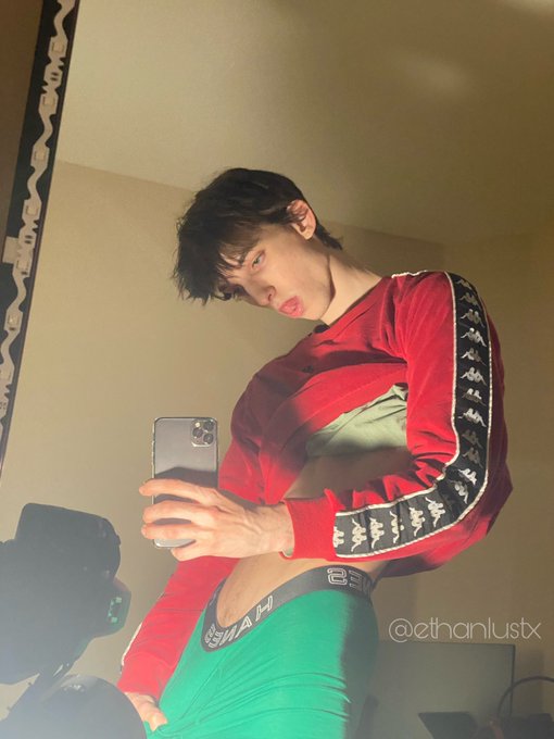 💚❤️ Merry Christmas Eve 😜 https://t.co/agXNa8qNkn