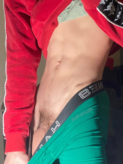 💚❤️ Merry Christmas Eve 😜 https://t.co/agXNa8qNkn