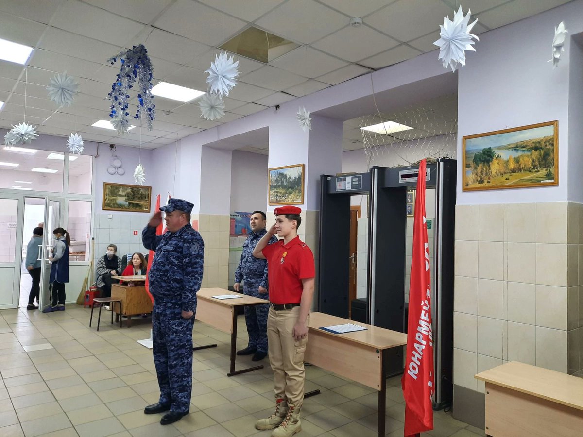 109_mou's tweet photo. Сегодня юнармейский отряд "НОЧНОЙ ДОЗОР",пополнил свои ряды новыми юнармейцами. Поздравляем ребят с вступлением в ряды юнармии!Благодарим наших шефов начальника УВО по г.Самаре Гильманова А.С. и командира 1-ой роты 2-го батальона УВО по г.Самаре Самойлов М.А. за принятие присяги. https://t.co/91GYYW3gDh