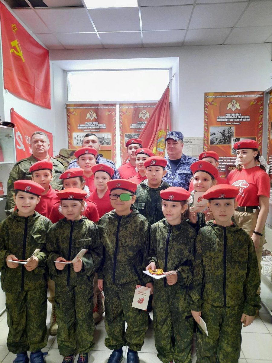 Сегодня юнармейский отряд "НОЧНОЙ ДОЗОР",пополнил свои ряды новыми юнармейцами. Поздравляем ребят с вступлением в ряды юнармии!Благодарим наших шефов начальника УВО по г.Самаре Гильманова А.С. и командира 1-ой роты 2-го батальона УВО по г.Самаре Самойлов М.А. за принятие присяги.