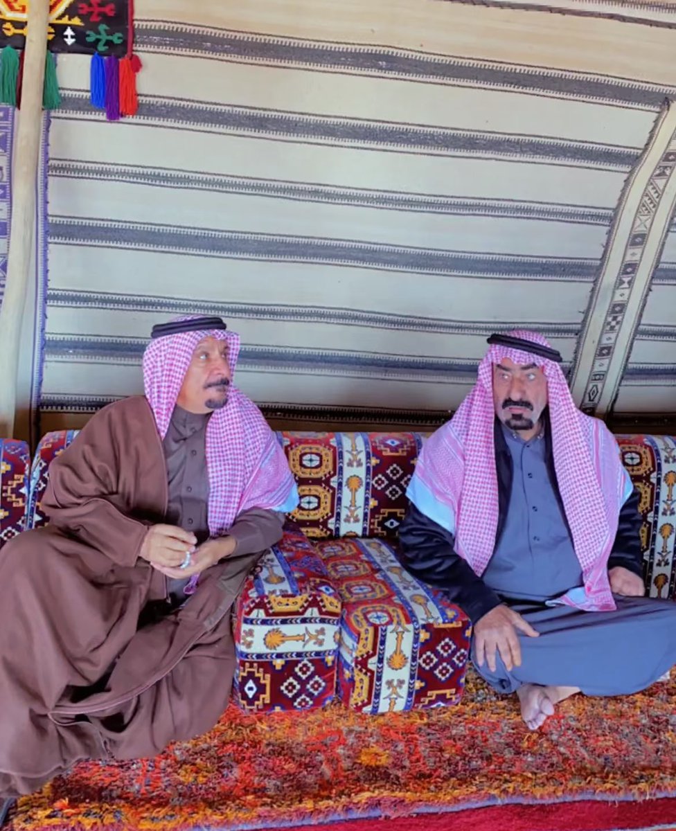 شيوخ من شمـر 

الشيخ / صهد ابن الكاسب #العبكلي
الشيخ / فهد ابن عبيد #الثنيان
حفظهم الله
 
ابيات لـ نافع ال عجي

الكل منهم بالملازيم شغموم
قامات عز لا ذكرته لهم شان
شيخ الجموع السبع والهرج مفهوم
الشيخ ابو فيصل له المجد عنوان
ومعه عريب الساس لاصار ملزوم
مقدم هل العليا ونعمين شلقان