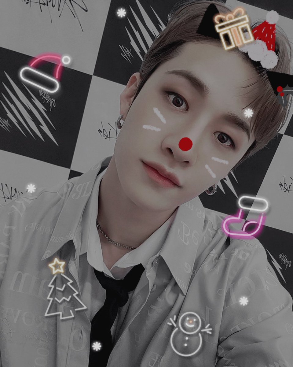 kuropipor's tweet photo. Feliz Navidad! I can feel the evil coming but we both, never bad 🎉🌨️🎄

#StrayKids #stayselcaday #SSD #스트레이키즈 #방찬 #bangchan https://t.co/FKqVGoh0Uk