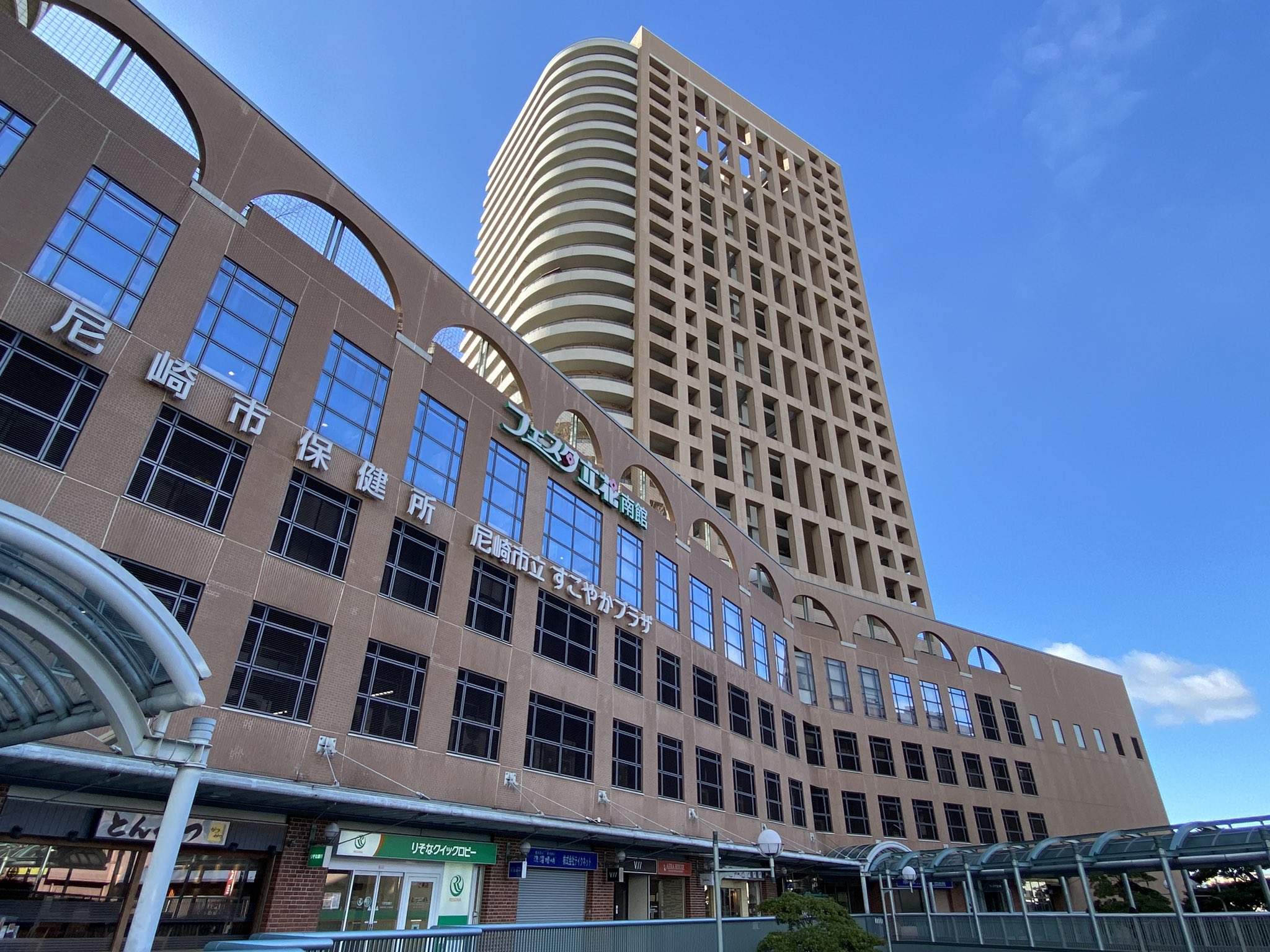 全国スーパーめぐり フェスタ立花 南館 立花駅南口の再開発物件 高層のマンションも含め 煉瓦調の茶色で統一されたファサードは梅田の阪急百貨店を思わせる とかjr沿線で言ったら怒られますかね 商業階は下の2フロア 内装に豪華さはあるものの床面積は