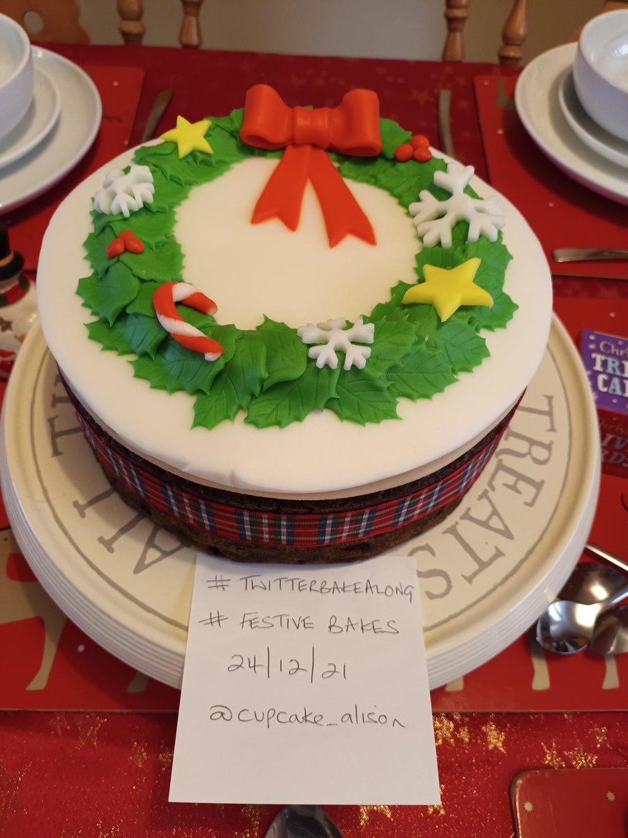 cupcake_alison's tweet image. Merry Christmas @thebakingnanna1 @Rob_C_Allen #festivebakes #twitterbakealong 🎁🎅🌲