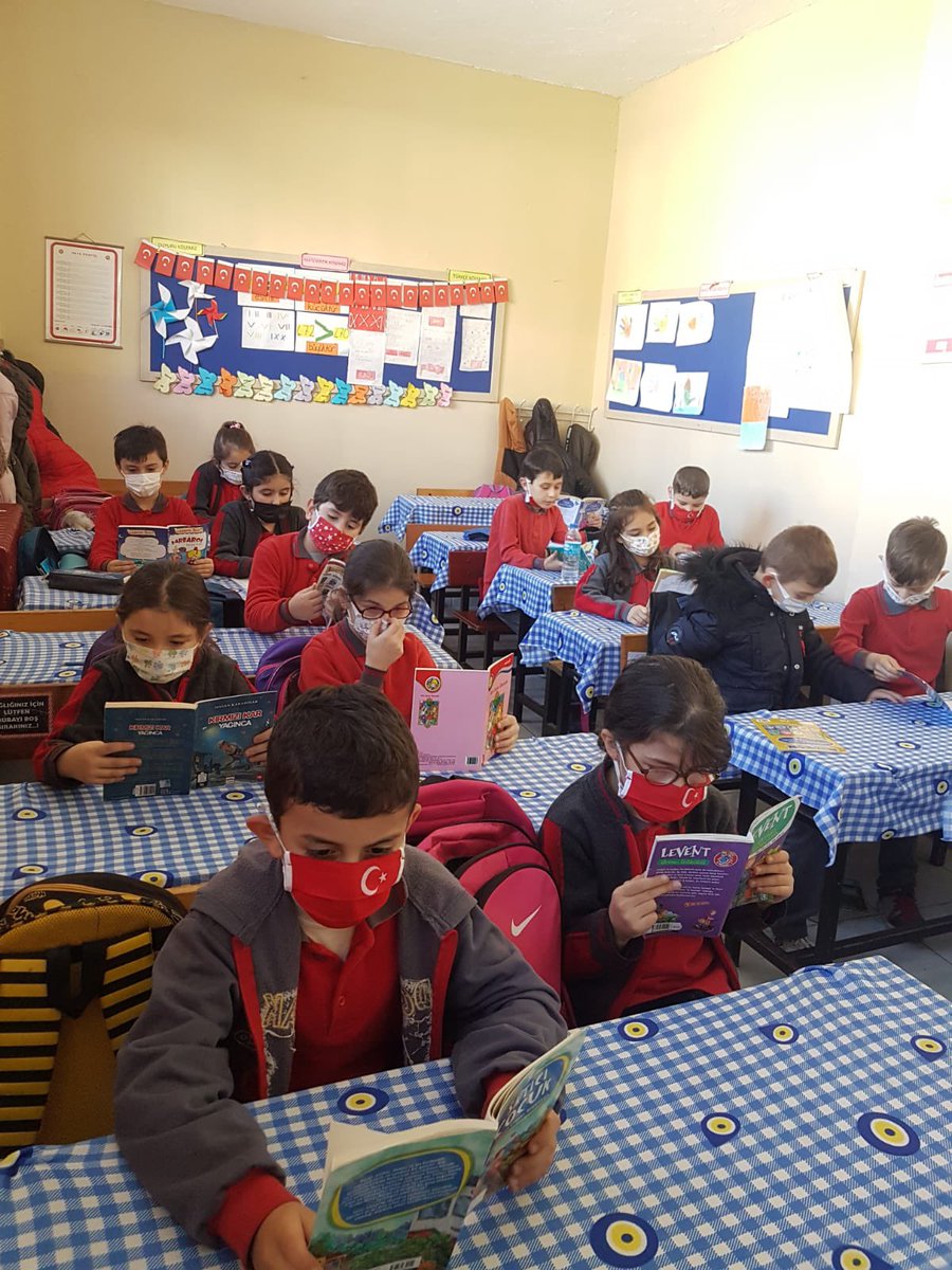 Bafrabarbarosi1's tweet photo. #Samsunbenimokulum.  Bafra İlçe Milli Eğitim müdürlüğünün başlattığı Haftada bir ders saati Kitap okuyoruz  projesi kapsamında Barbaros İlkokulu  Cuma günü 5. Ders saatinde okuyor @mehmetalikatip1  @YUKSELAYDINTS @Recepzc86133724 @FahriGuler55  @EbruBAY57060060  @ayan2549 https://t.co/OdZBeQXJP5
