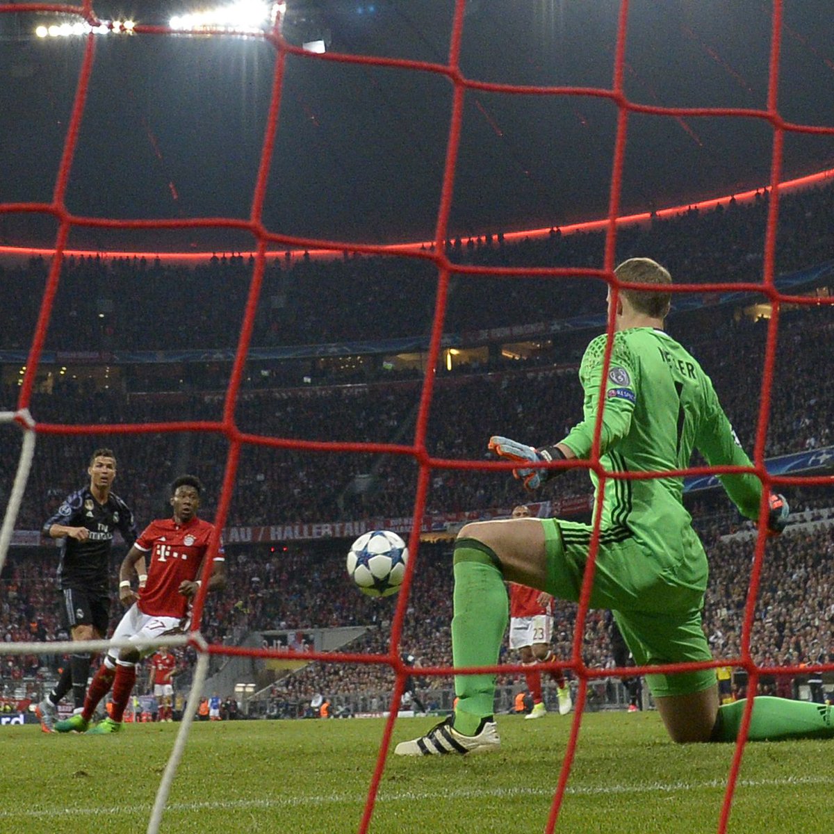 PureLewandowski's tweet image. Did you know?
This powerful Cristiano Ronaldo shot against Manuel Neuer in the Champions League had a speed of 190km/h, and a power of 480 pounds per square inch.

Manuel Neuer's hand response was 0.03 seconds

THE GREATEST GOALKEEPER EVER 🔥