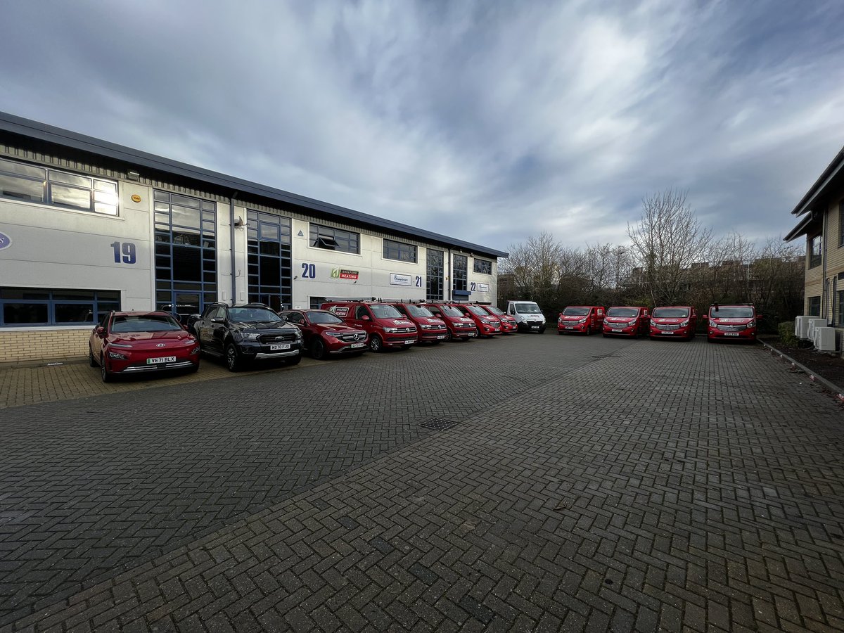 davidhumm's tweet photo. At @myGrantUK @mattbeales81 @SteveFarrow11 @AnnaWakes - Christmas Eve and just about to shut down for a couple of days, it’s been a busy year for Grant Heat Pumps and Grant Oil Boilers - 2022 is looking good too. Merry Christmas from @ShelfordHeating #snapthehat https://t.co/MC7T8jPb8Z