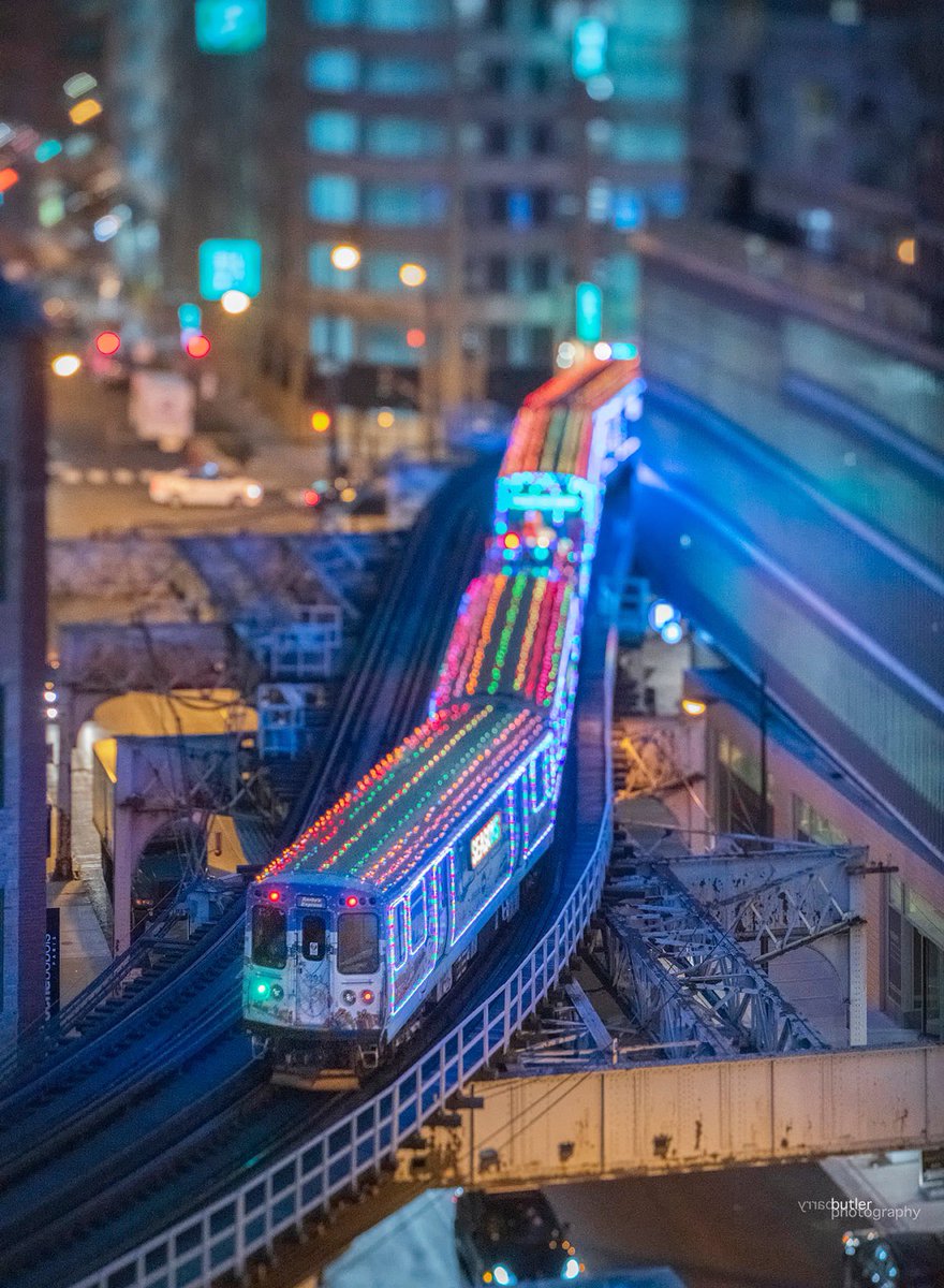 barrybutler9's tweet image. Christmas comes to the neighborhood.  #chicago #holidaytrain #christmas