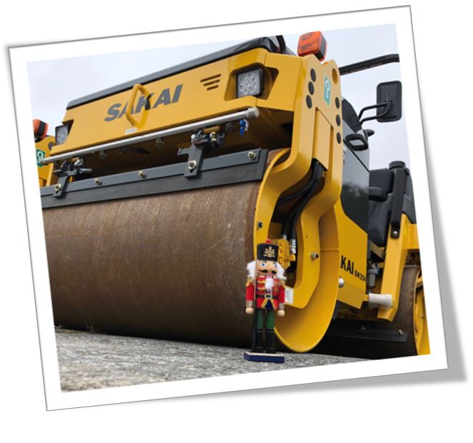 sakaiamerica's tweet photo. If your Christmas nutcracker needs an upgrade, the SW354 may be able to help you out. 6,500 lbs with a 47" drum can crack the biggest chestnut you can find.
#sakairoller
#mastersofcompaction
#chestnutscrackingunderaSakairoller https://t.co/aJ8GFFVWT7