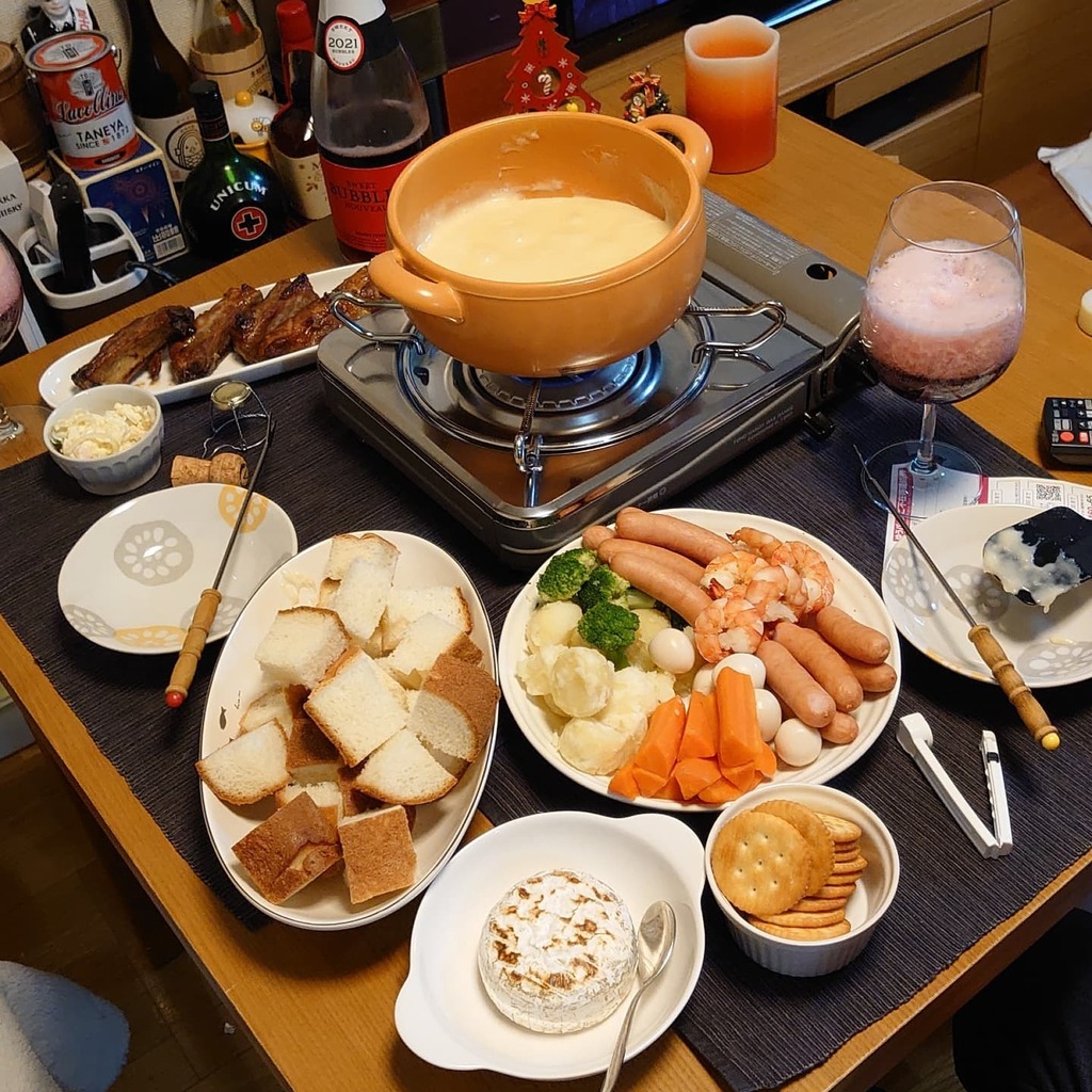 rockz5150's tweet photo. 今宵は、遅くなったけど、我が家はクリスマスパーティー。
#一週間おつかれさま
#クリスマスイブ
#おうちクリスマス
#チーズフォンデュ
#スペアリブ
#henryfessy
#ボジョレーヌーボー
#スパークリング
#自炊の楽しみ
#主夫の料理 https://t.co/StLVmyn1Gr