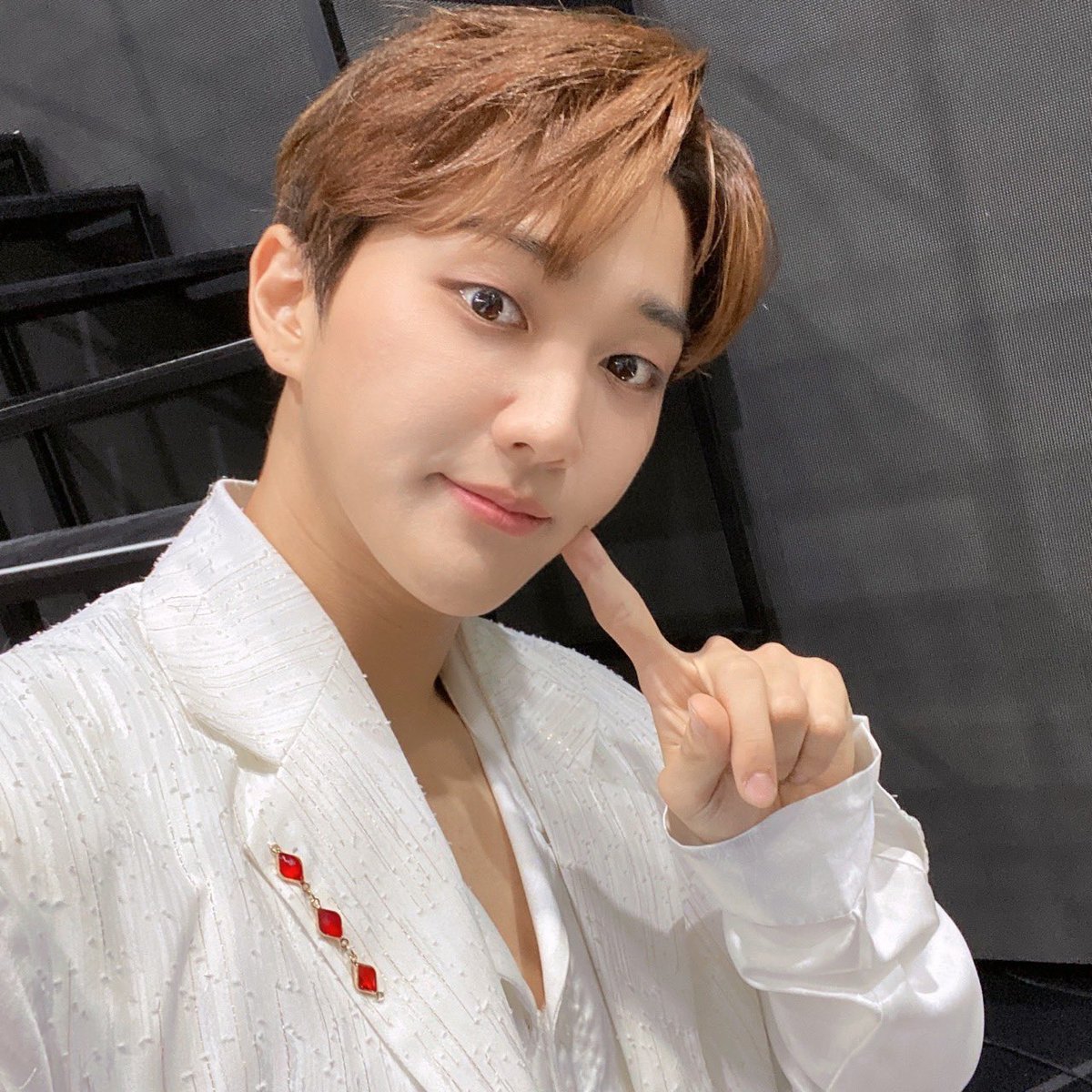 [📸] 211224 뮤지컬 #알타보이즈 마지막 공연🎄

오하이오로 돌아간 와루크와 홍마크😭
일주일동안 🔥열정🔥 넘치는 공연을 보여준
우리 성윤이와 주찬이에게 뜨거운 박수를 보내주세요👏💕

#GoldenChild #골든차일드
#Y #홍주찬 #주찬
#ChoiSungyun #Sungyun
#HongJooChan #JooChan