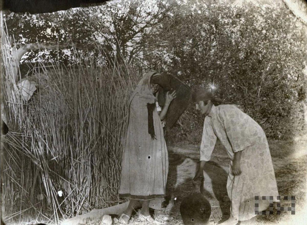 TajikUnity's tweet image. 📸 Tajik Girl with Paranja, also known as Burqa in other languages, ca. 1920-1930

Those that claim Paranja/Burqa is not a part of Tajik culture are deeply in the wrong.
It is a part of Tajik culture, perhaps a bit outdated, but it is what our women wore and still do in Khorasan.