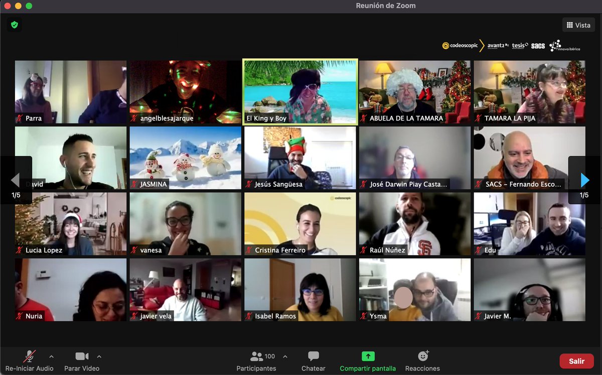 codeoscopic's tweet photo. 🎅🏼🎁🎄En #GrupoCodeoscopic celebramos muchas reuniones virtuales... pero ninguna como esta: +100 personas de nuestro equipazo, música, canciones, karaoke, actuaciones, diversión... y un brindis por #2022.😂🎶🥂🎤
Nuestra #FiestadeNavidad virtual.
Cien por cien #Codeoscopic ⚫🟡 https://t.co/C2hdAUia8M