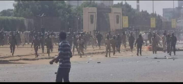 (شهيد يصور شهيد)
الصورة للشهيد محمد عبد الرحيم السعودييوم 25 اكتوبر وهو تاريخ اصابته واستشهد بعديها بثلاث ايام.
الصورة صورها ليه الشهيد محمد انور واتلقت في تلفونه لما تم فتحه.

#مليونيه25ديسمبر