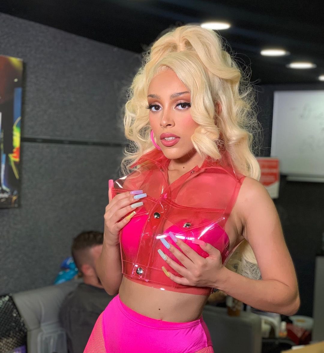 DojaNews's tweet photo. .@DojaCat dropped the "Hot Pink Sessions" a year ago today. She performed 'Juicy', 'Streets', and 'Talk Dirty.' https://t.co/HVZ6KPEqPf