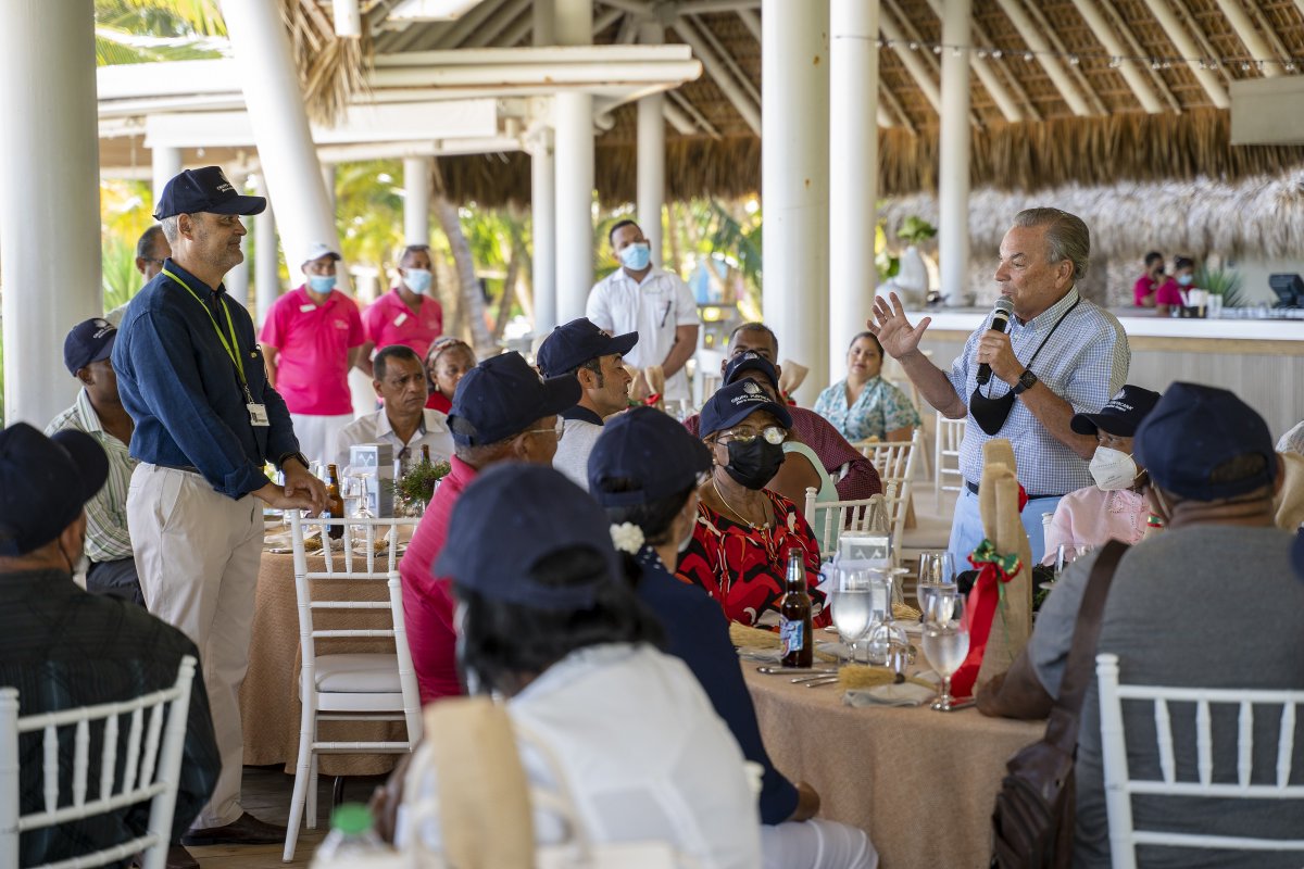 Navidad es la época más propicia para encontrarnos y compartir lo que somos. Con el propósito de estrechar lazos de amistad,  realizamos encuentros navideños con comunicadores y líderes comunitarios de la provincia La Altagracia que visitaron nuestros proyectos sociales.
