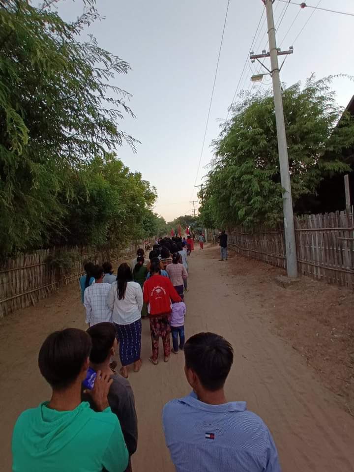 mamichel15's tweet photo. Strike by the people from Ayar Taw Tsp this evening marched against the terrorists military.

#Australia_StopEngagingWithTerrorists
#Dec24Coup #NoFlyZoneInMyanmar
#WhatsHappeningInMyanmar https://t.co/eHNGrrMKLN