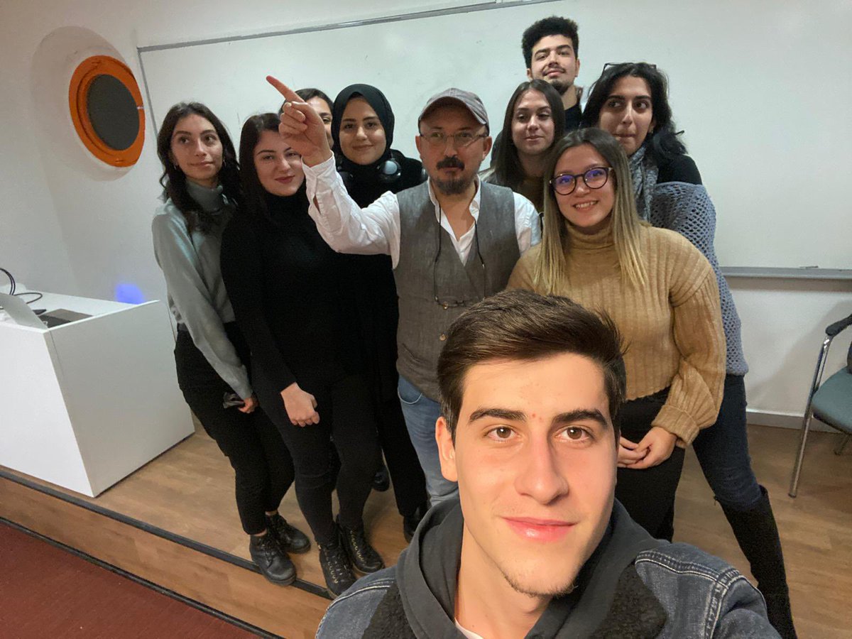 sefik_memis's tweet photo. 2021-2022 dönemi ilk yarıyılının son İktisat Tarihi ve Mikro Ekonomi derslerini yaptık. Küçük bir aile olmuşuz meğer, son demek zordu. Derse katkılarıyla yetenek ve başarılarını ortaya koyan dostlarıma başarılar diliyorum. https://t.co/Pl5Mkwe7IU
