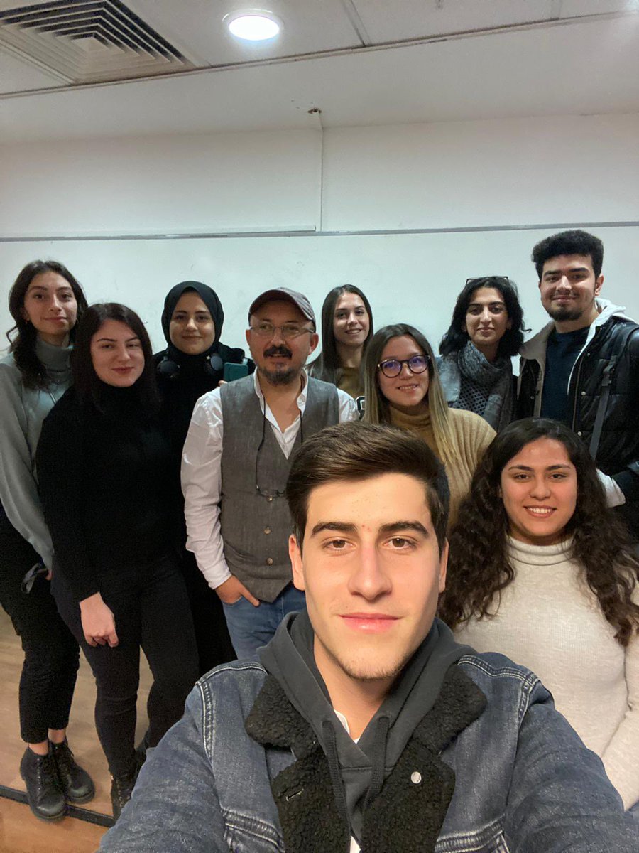 sefik_memis's tweet photo. 2021-2022 dönemi ilk yarıyılının son İktisat Tarihi ve Mikro Ekonomi derslerini yaptık. Küçük bir aile olmuşuz meğer, son demek zordu. Derse katkılarıyla yetenek ve başarılarını ortaya koyan dostlarıma başarılar diliyorum. https://t.co/Pl5Mkwe7IU