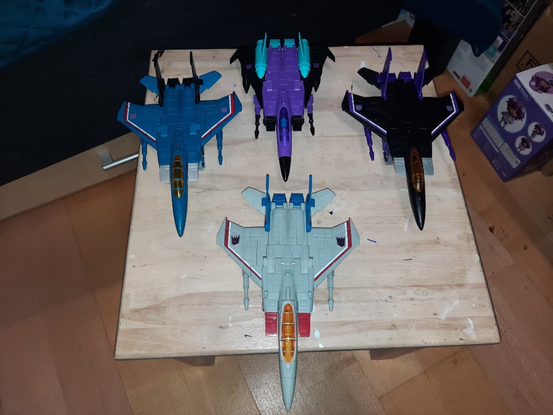 Tfpivman's tweet photo. I finally managed to get Earthrise Seeker 2-pack, and now I have all 3 of the main seekers, plus G2 Ramjet here too.

#transformers #warforcybertronearthrise #transformersSeekers https://t.co/3YDMBVfXIQ