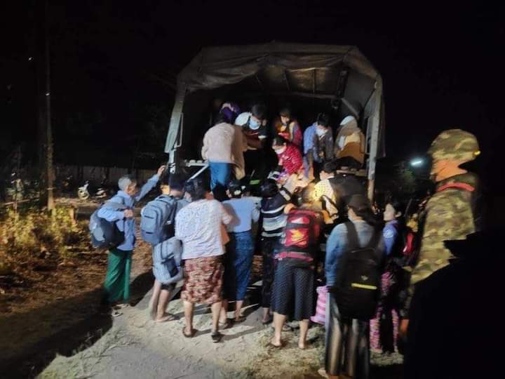 mamichel15's tweet photo. At around 10 pm last night, the military terrorists fired artillery shells with two fighter jets at the KNLA base in Lay Kay Kaw area, forcing the locals to flee to Thailand overnight.
#Dec24Coup #NoFlyZoneInMyanmar
#WhatsHappeningInMyanmar https://t.co/UHKXXGhFO4