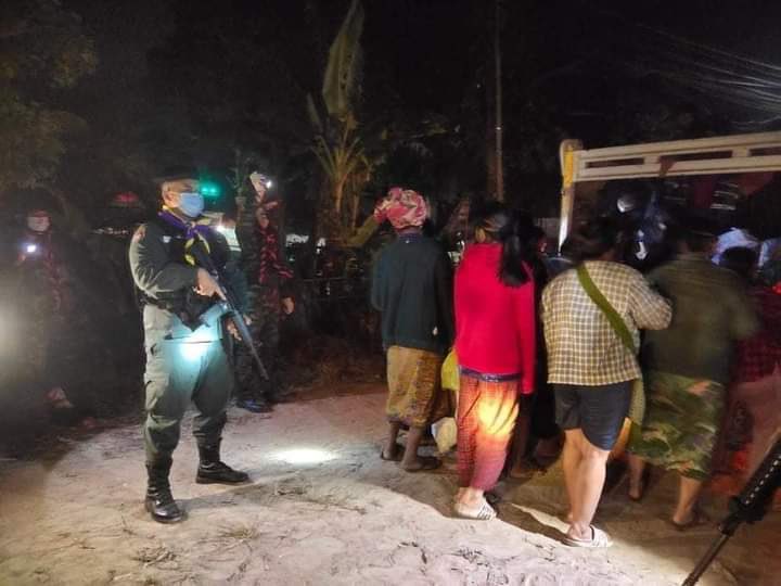 mamichel15's tweet photo. At around 10 pm last night, the military terrorists fired artillery shells with two fighter jets at the KNLA base in Lay Kay Kaw area, forcing the locals to flee to Thailand overnight.
#Dec24Coup #NoFlyZoneInMyanmar
#WhatsHappeningInMyanmar https://t.co/UHKXXGhFO4