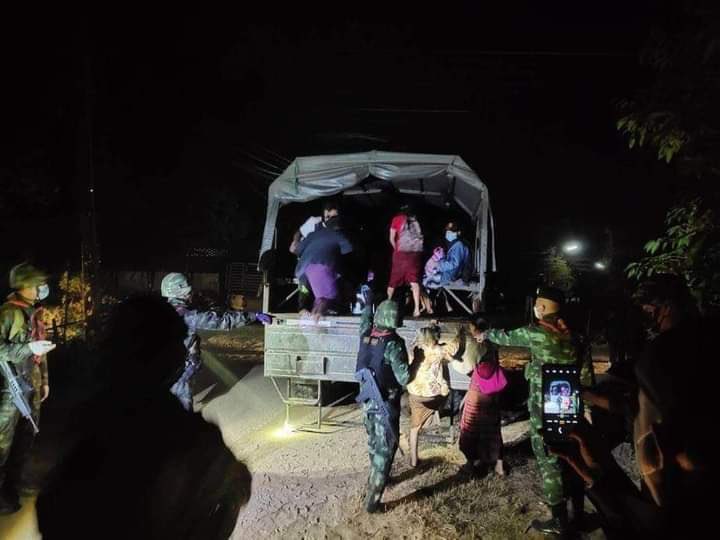 mamichel15's tweet photo. At around 10 pm last night, the military terrorists fired artillery shells with two fighter jets at the KNLA base in Lay Kay Kaw area, forcing the locals to flee to Thailand overnight.
#Dec24Coup #NoFlyZoneInMyanmar
#WhatsHappeningInMyanmar https://t.co/UHKXXGhFO4