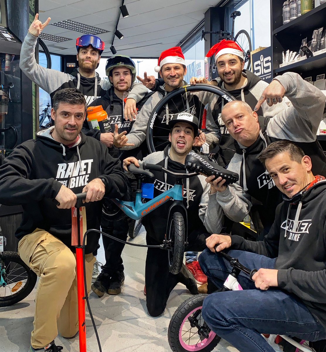 RavetBike's tweet photo. ¡El equipo de #ravetbike os desea unas felices Navidades!🔝🔥

Juntos hemos superado otro duro año por culpa de esta pandemia, afrontamos este nuevo año 2022 con nuevos retos y grandes aventuras⚠️

#ravetfamily #ravetbike https://t.co/Q2vXaICMvK